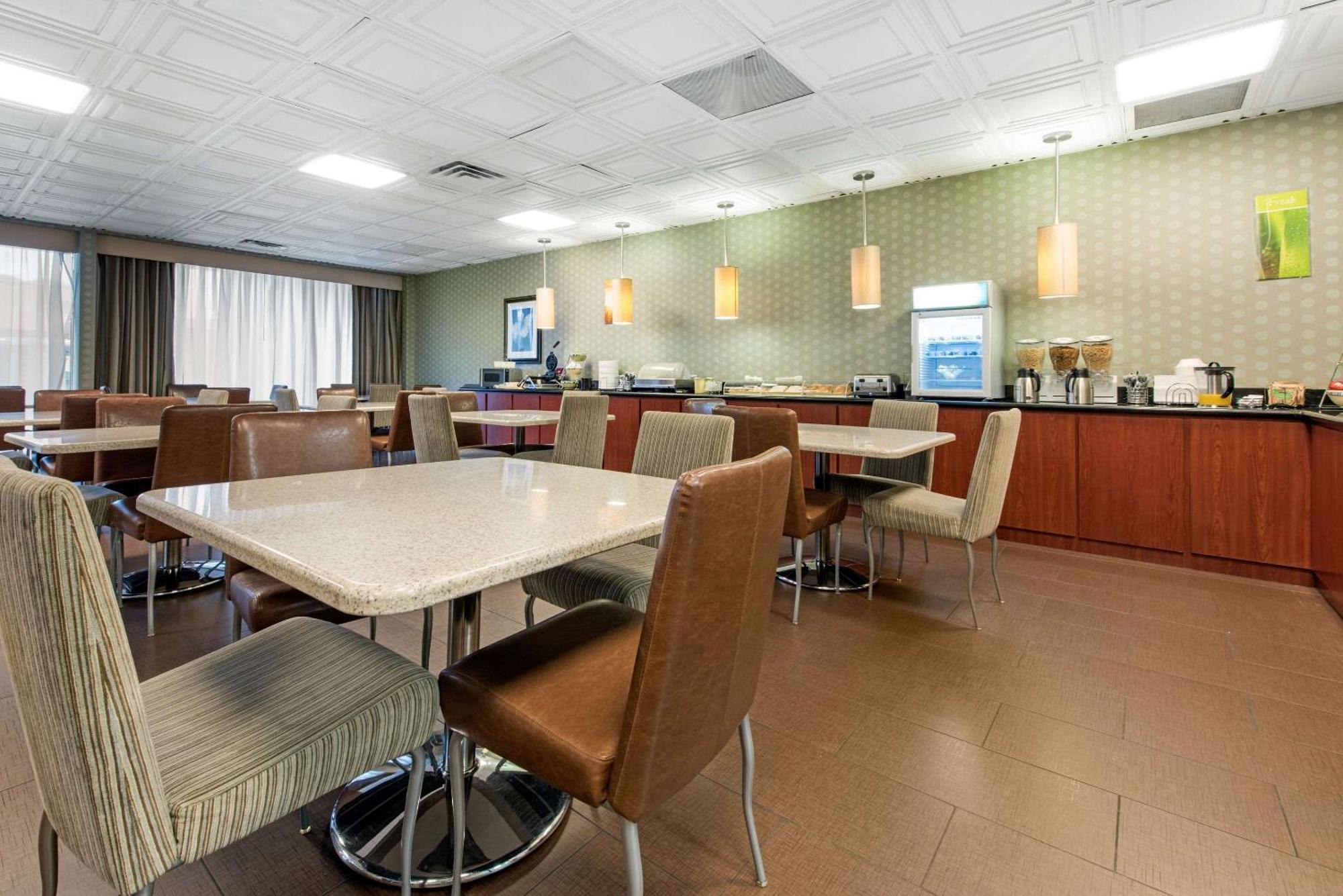 Quality Inn & Suites Charleston - Civic Center Eksteriør billede