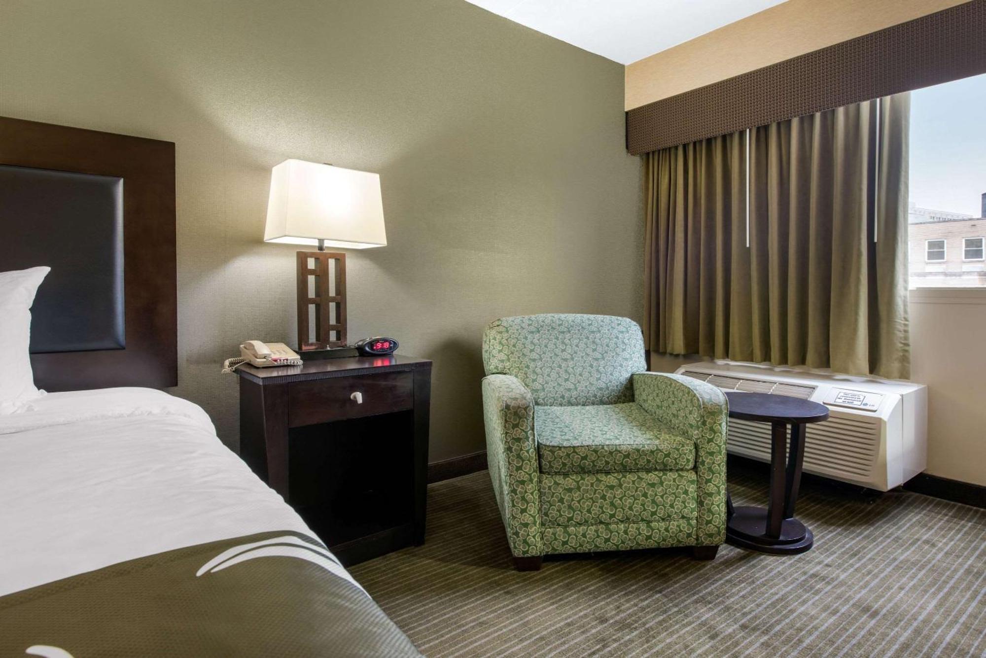 Quality Inn & Suites Charleston - Civic Center Eksteriør billede