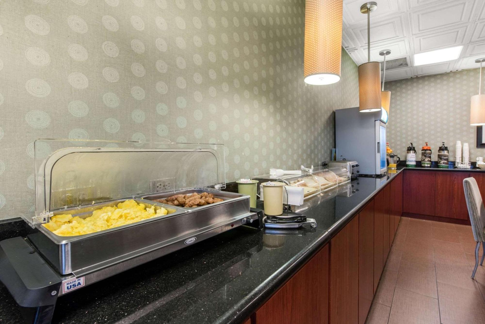 Quality Inn & Suites Charleston - Civic Center Eksteriør billede